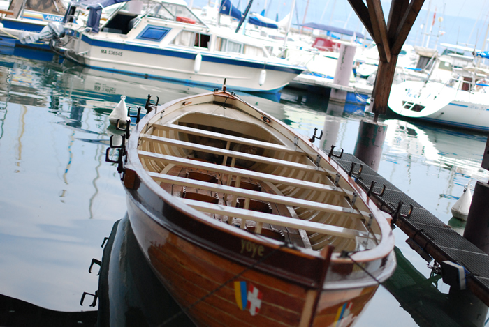 Une barque dans le port de Thonon