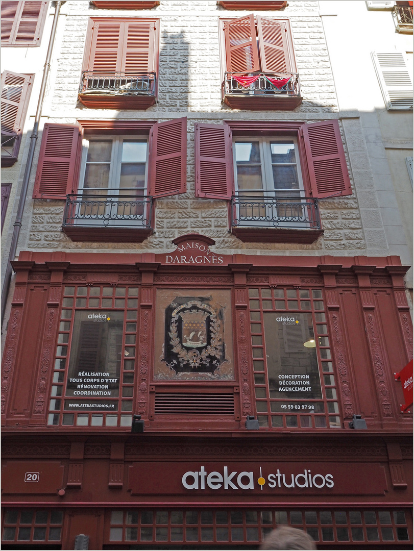 Une belle façade dans la vieille ville de Bayonne