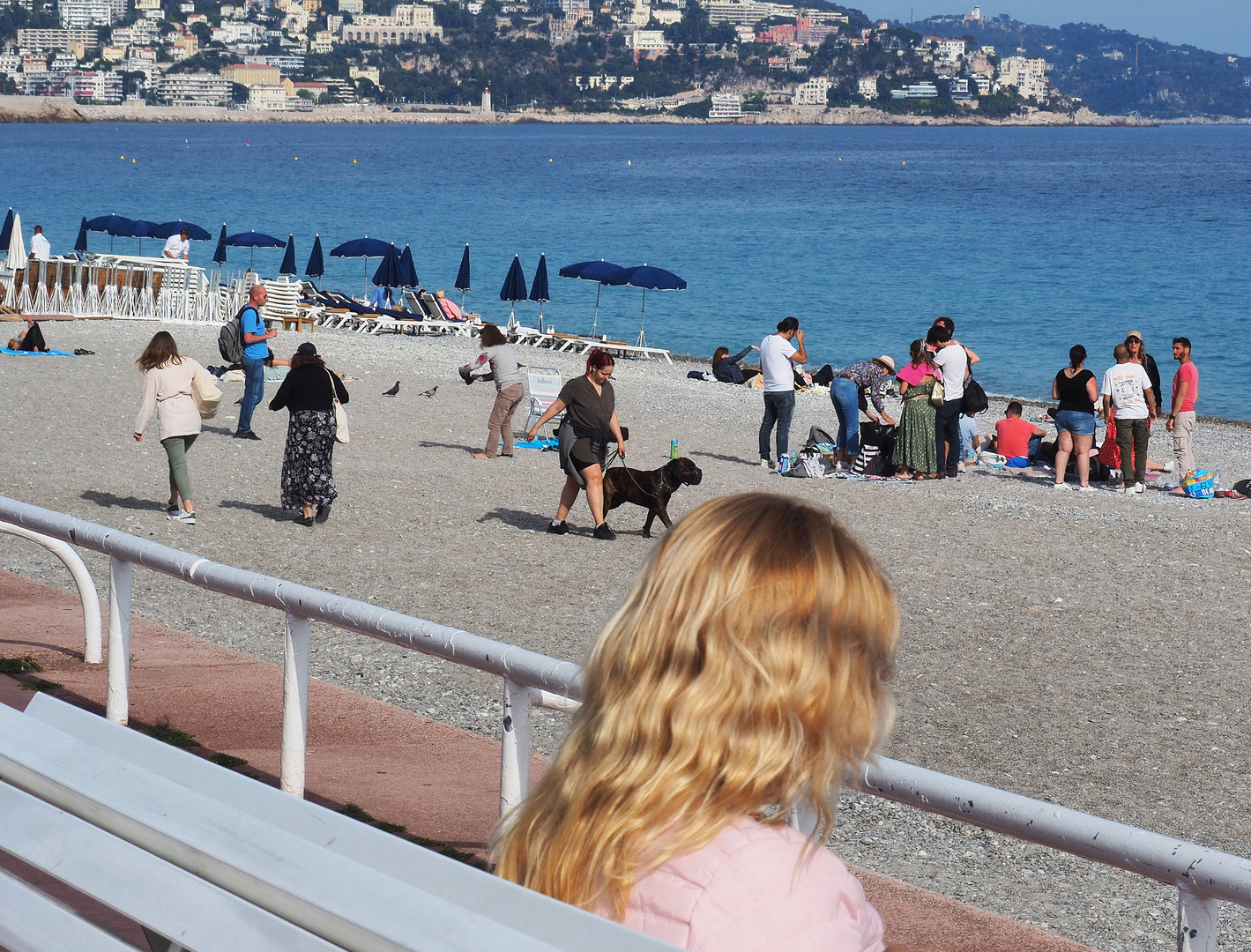 Une blonde devant la Grande Bleue