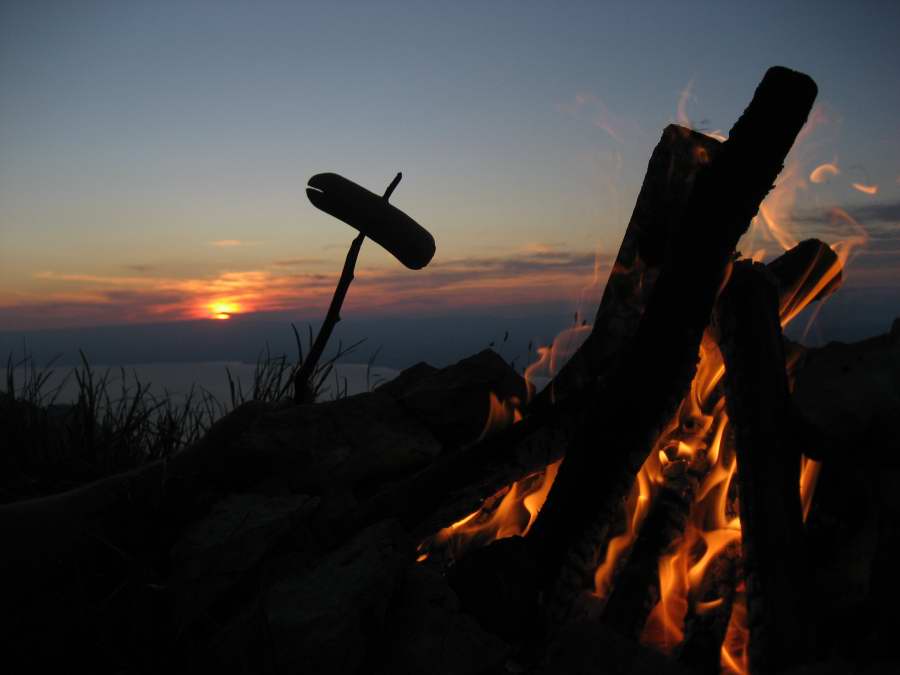 une bonne saucisse grillée à 2400m d'altitude en regardant un beau couché de soleil...miam