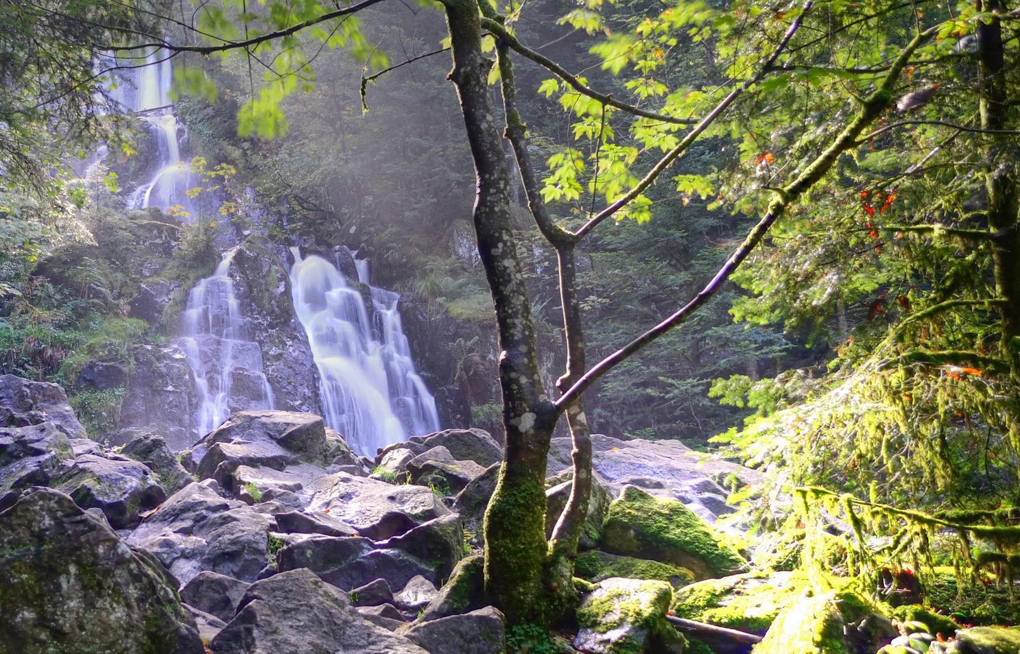 une cascade, un pose lente, un hdr