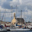 Une chapelle au bord du port