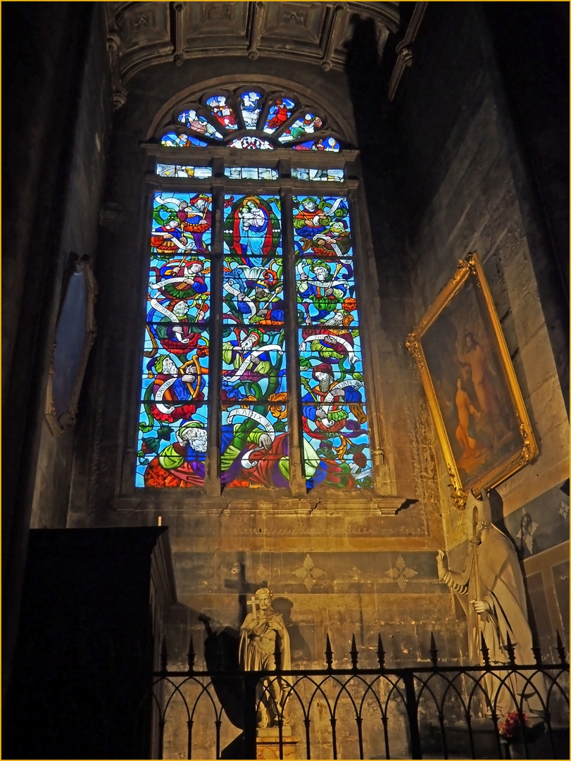 Une chapelle avec le vitrail de l’Arbre de Jessé