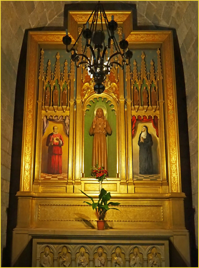 Une chapelle latérale de l’Eglise Saint-Pierre de Figueras