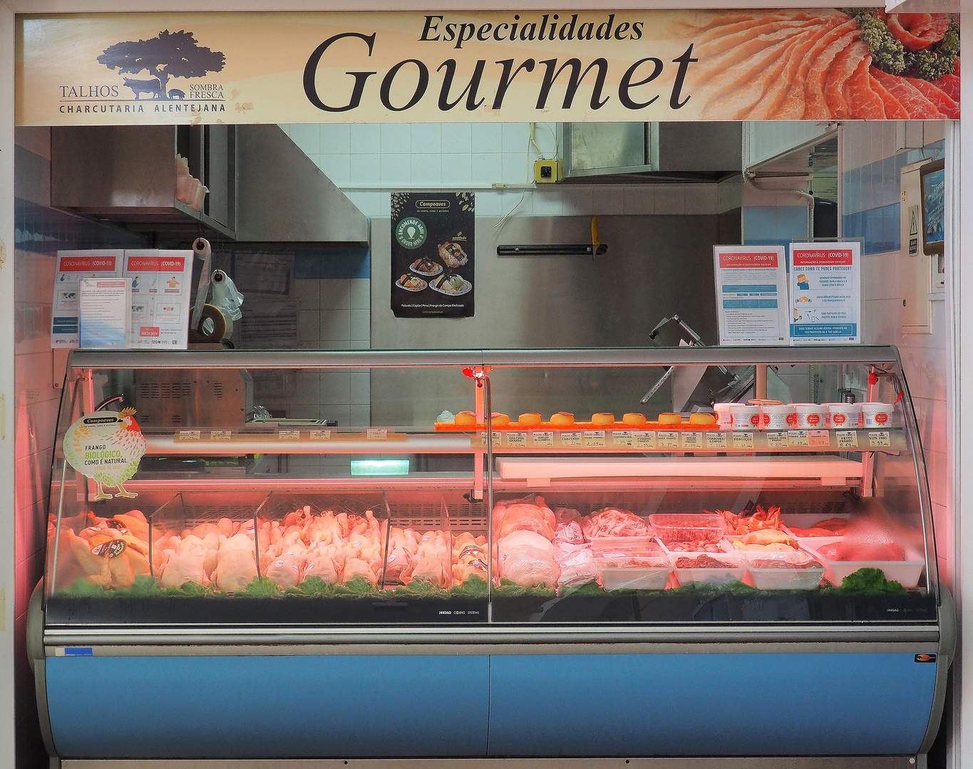 Une charcuterie au marché d‘Olhos de Agua