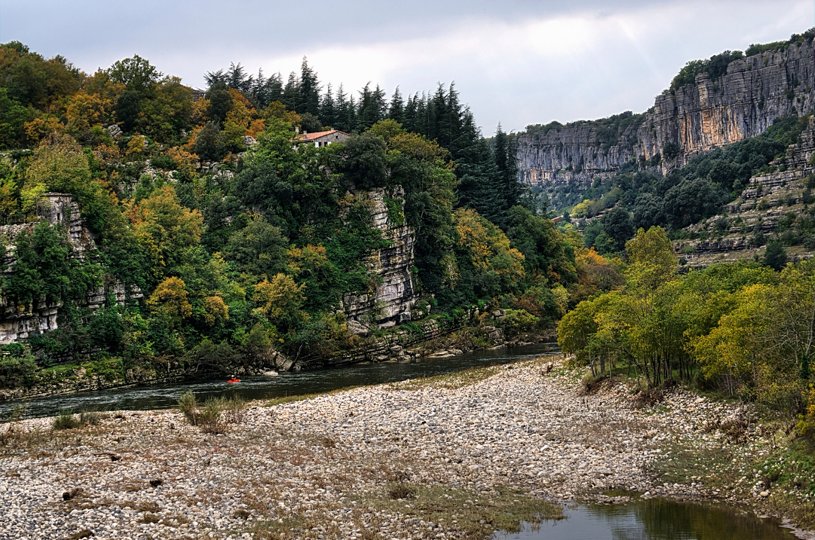 Une coquille de noix sur l'Ardèche avant le déluge...