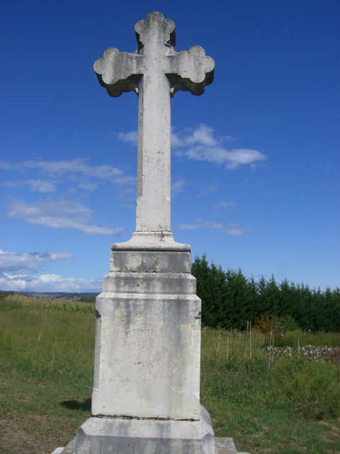 une croix dans la campagne