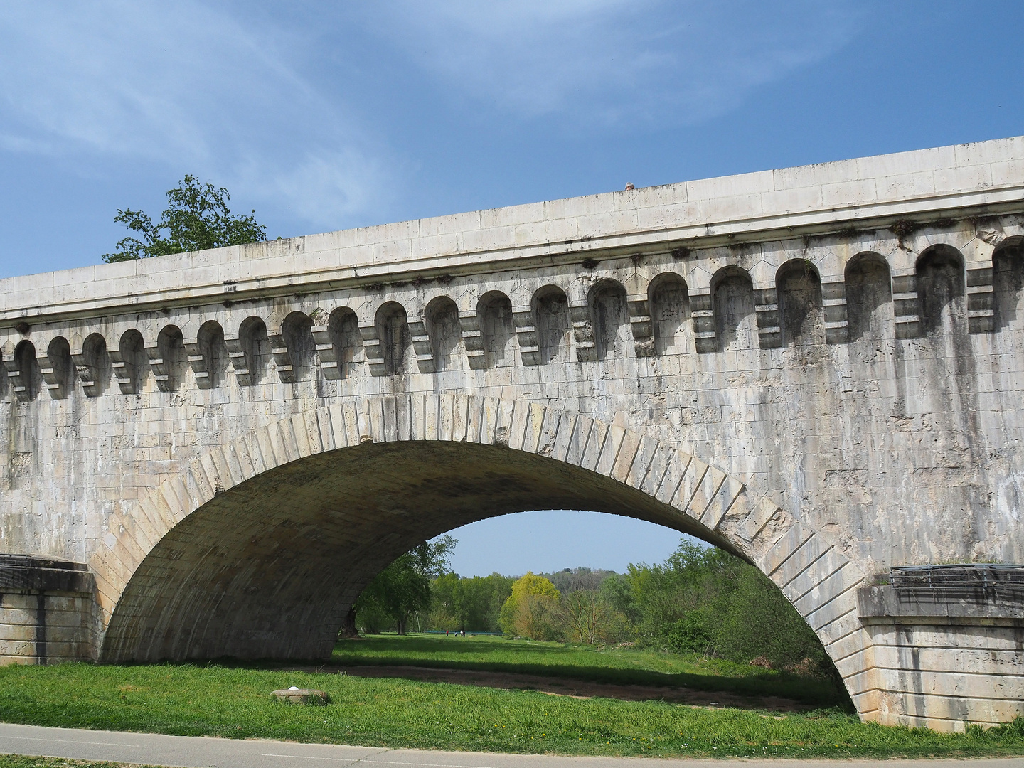 Une des 22 arches du pont-canal