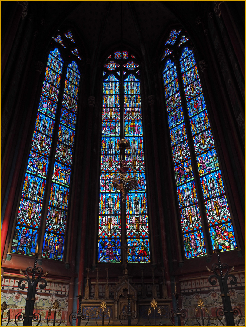 Une des chapelles de la Cathédrale Saint-Etienne de Limoges et ses vitraux