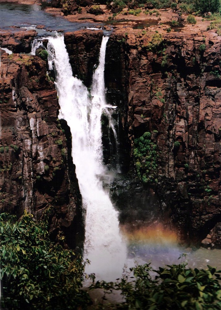 une des chutes d'IGUAZU irisée