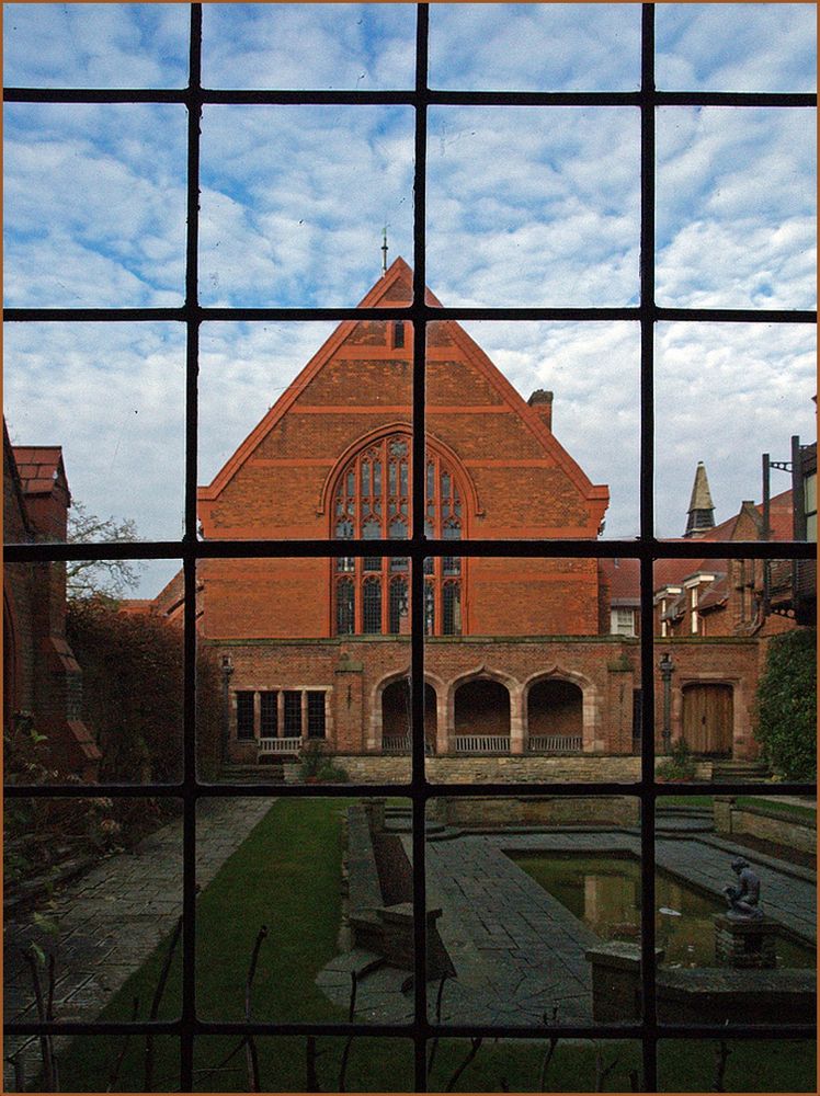 Une des cours intérieures et la Chapelle de Girton College  -  Cambridge 