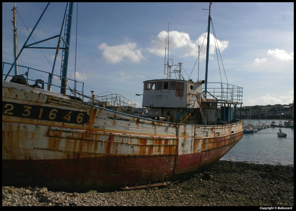 " Une des épaves de Camaret avec un rayon de soleil "