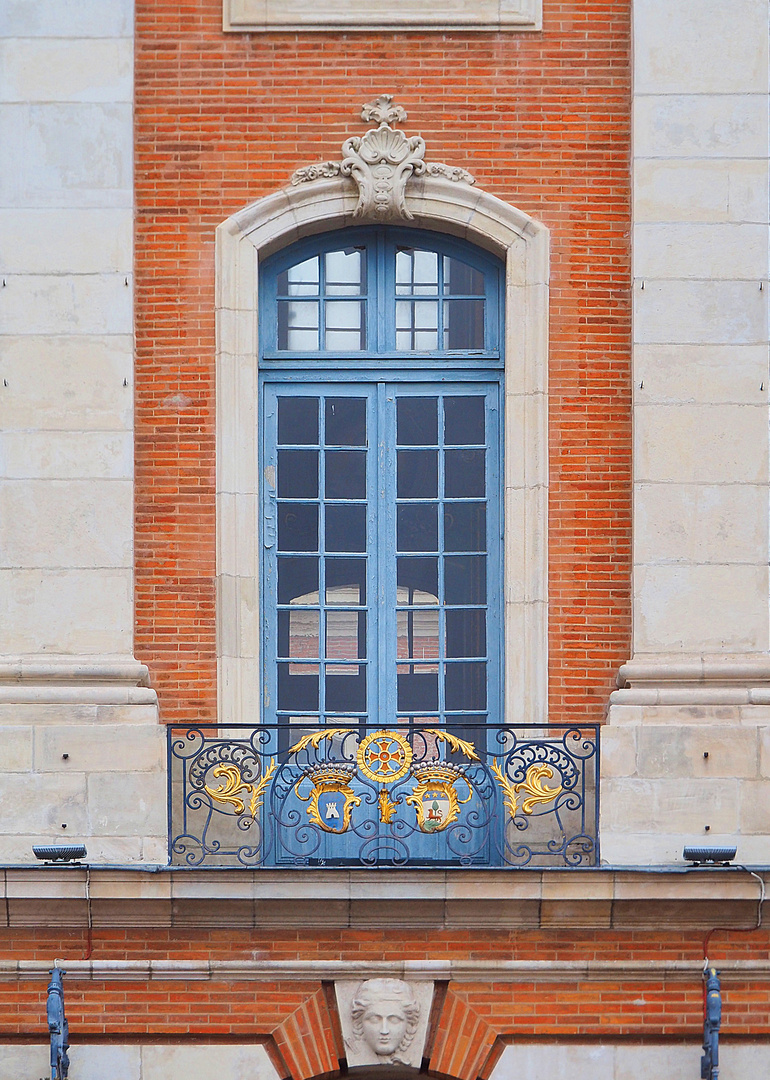 Une des fenêtres du Capitole  -  Toulouse