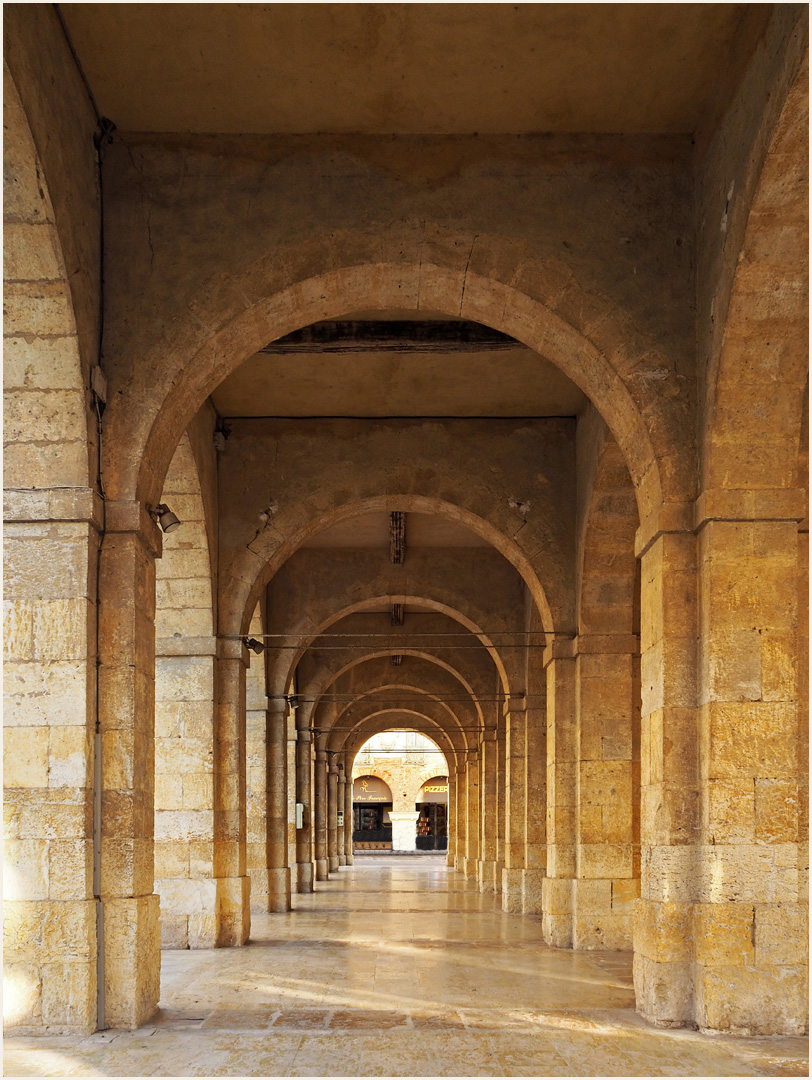 Une des galeries de la halle-hôtel de ville de Fleurance