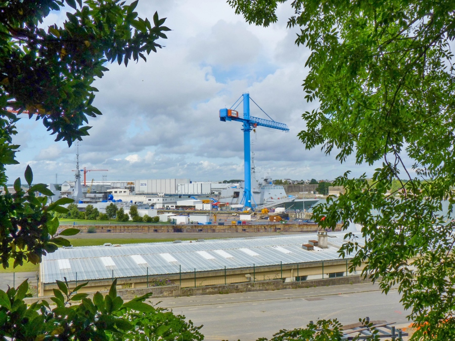 Une des grues imposantes de la DCNS 1