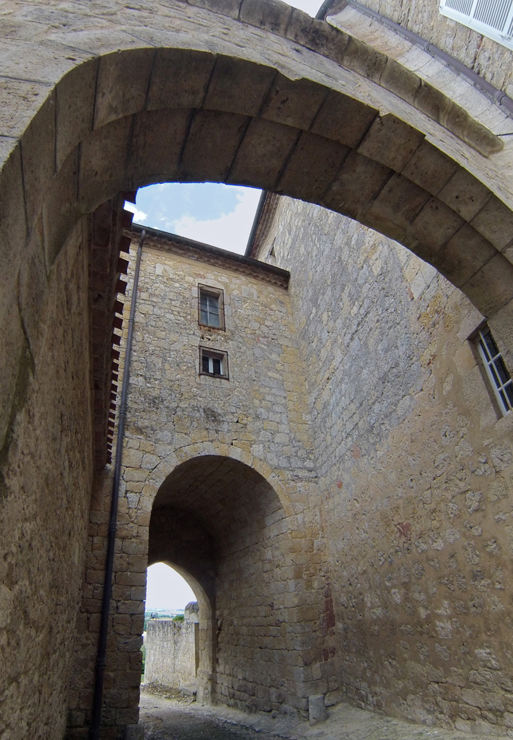 Une des portes du village fortifié de Terraube  -  Gers