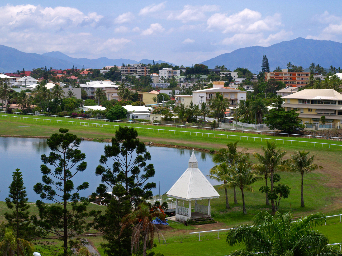 Une des vues de l’Hôtel Ramada vers l’hippodrome de Nouméa