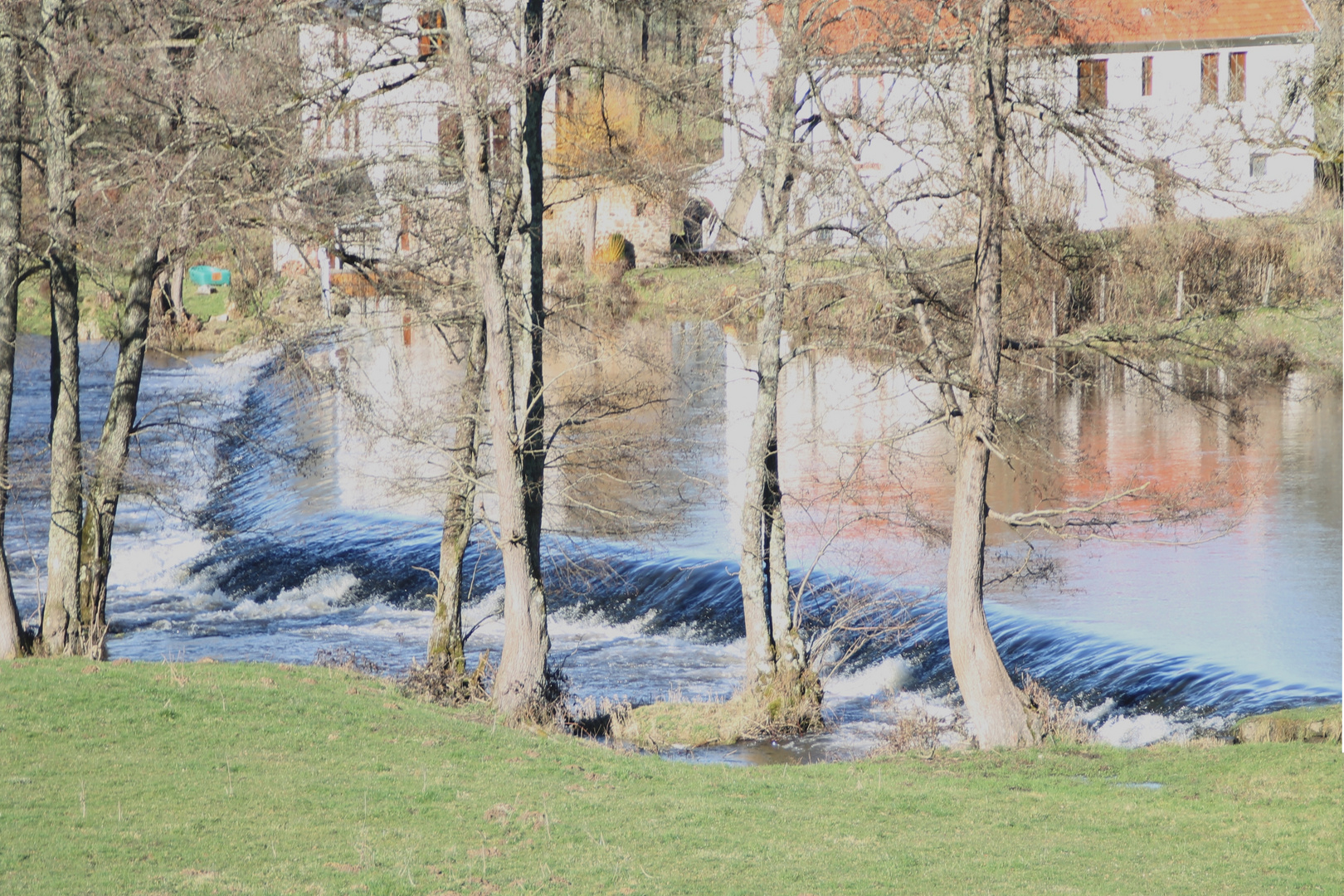 Une écluse avec l'eau bleu