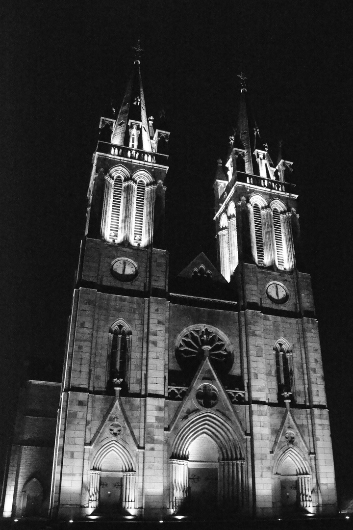 Une Eglise Dans La Nuit - ST- Hilaire Du Harcouet (50)