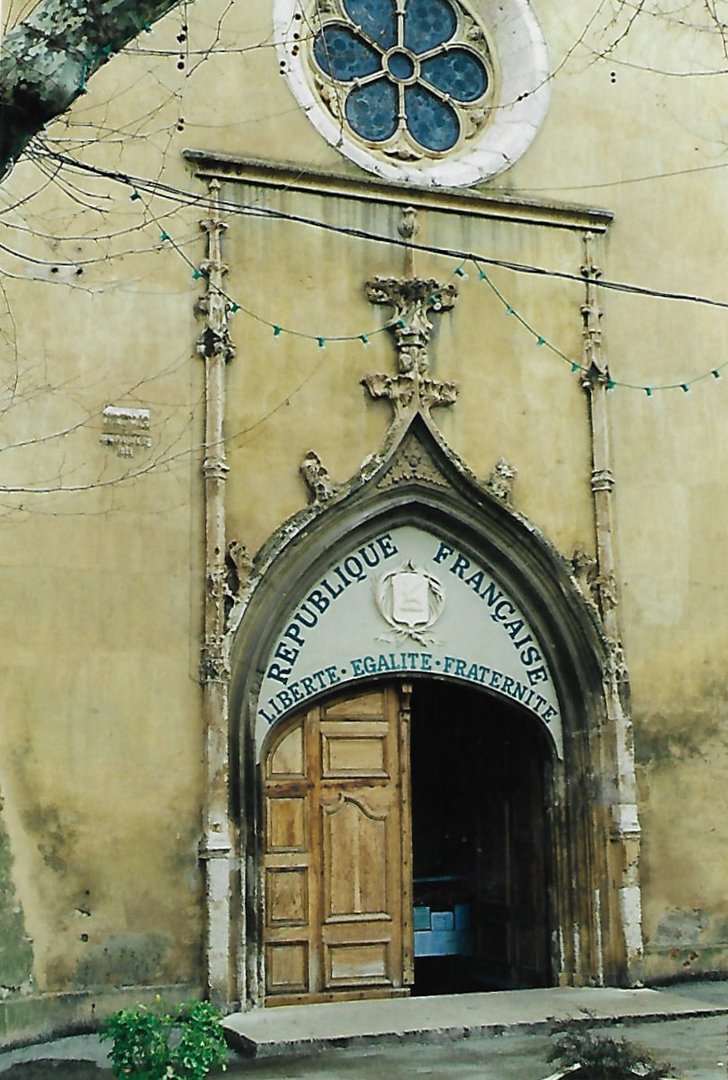 Une église très républicaine parmi d'autres à Aups (83)