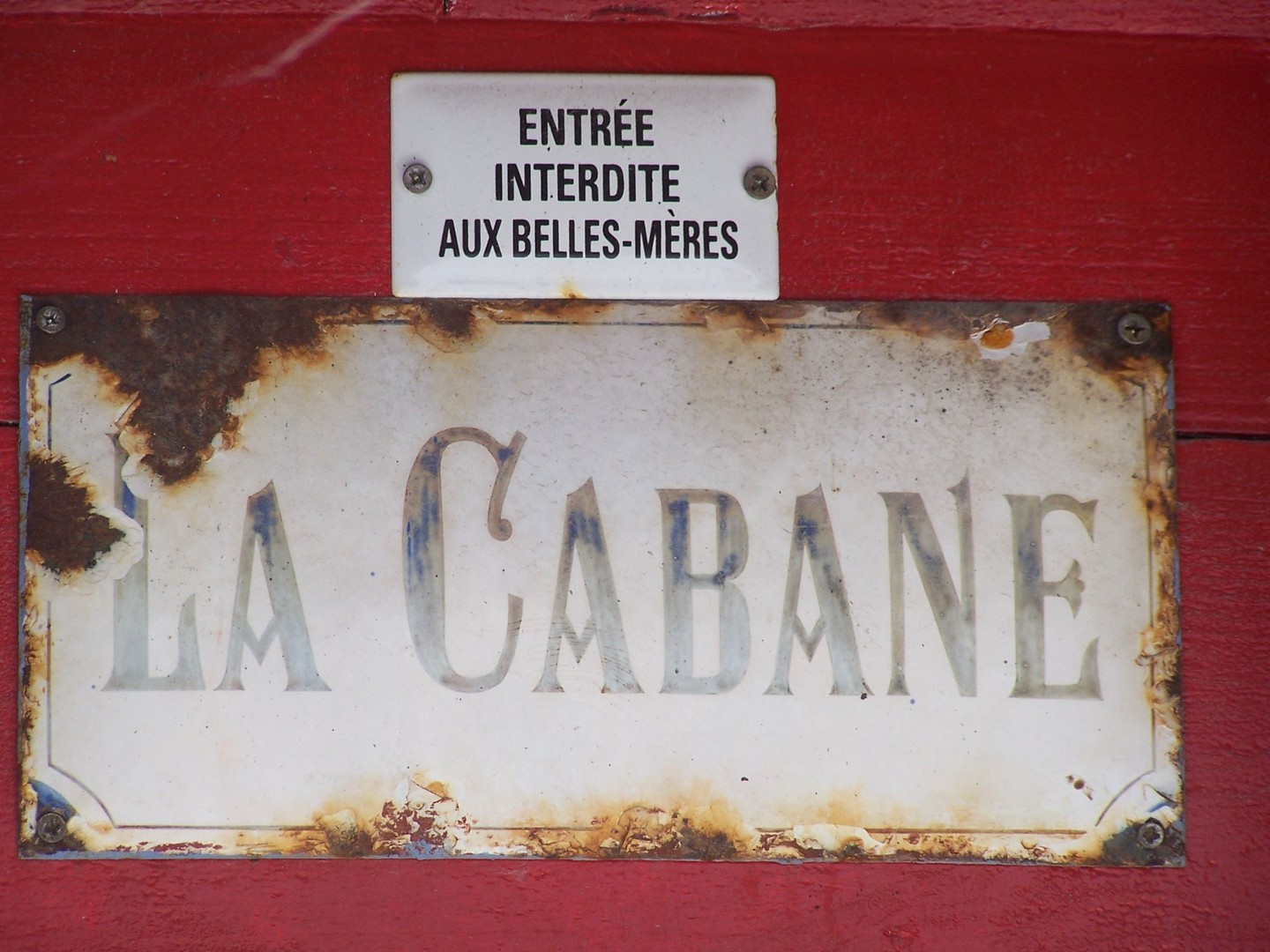 Une entrée de cabane de pêcheurs dans un village ostréicole du Cap Ferret (Gironde)