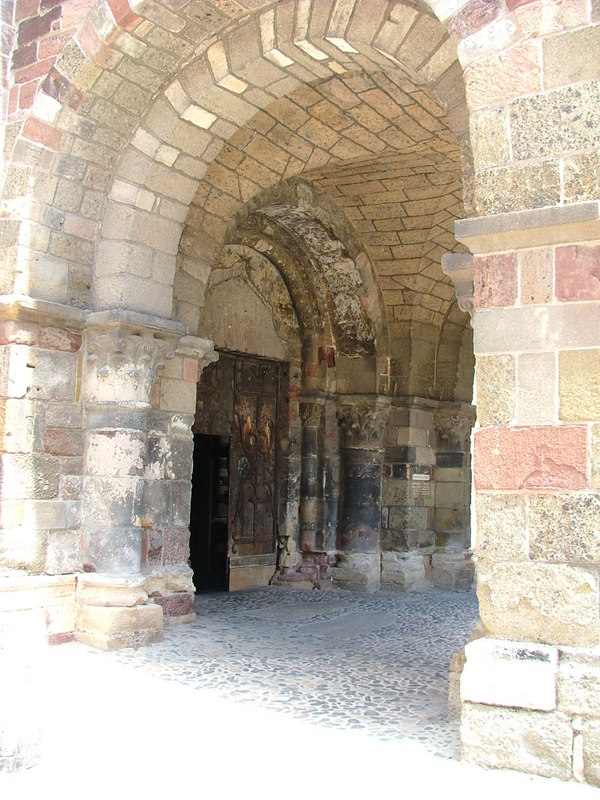 Une entrée de la Basilique Saint Julien (1060-1180) de Brioude 43101