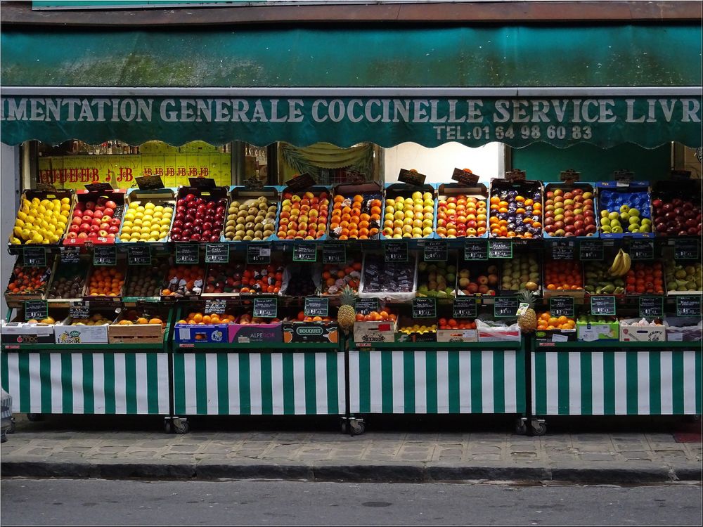 ..Une épicerie, haute en couleurs...