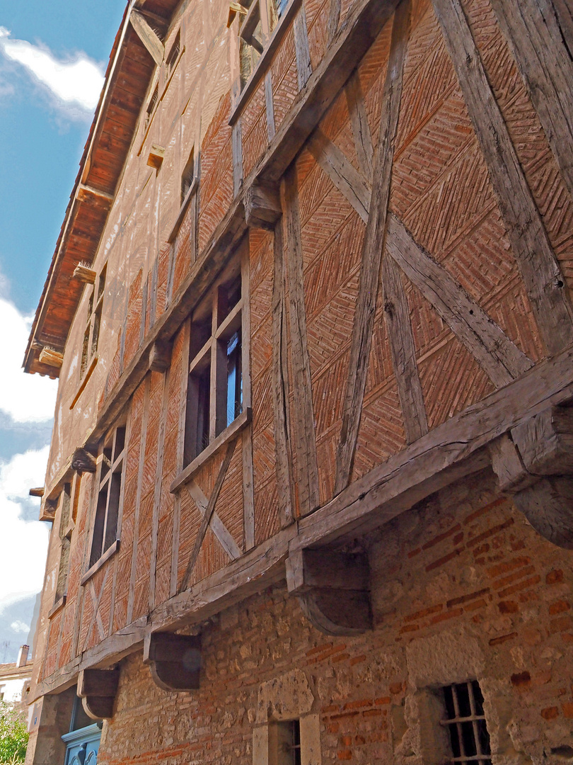Une façade à colombages de la vieille ville d’Agen