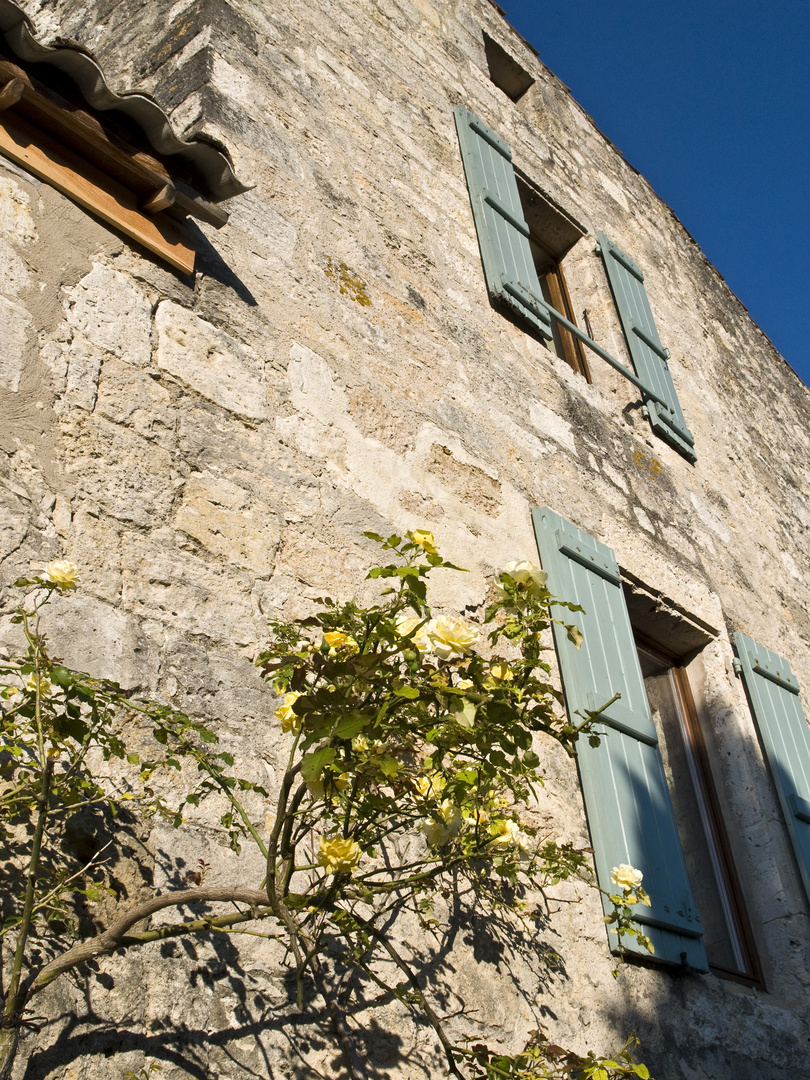 Une façade à La Romieu  -  Gers