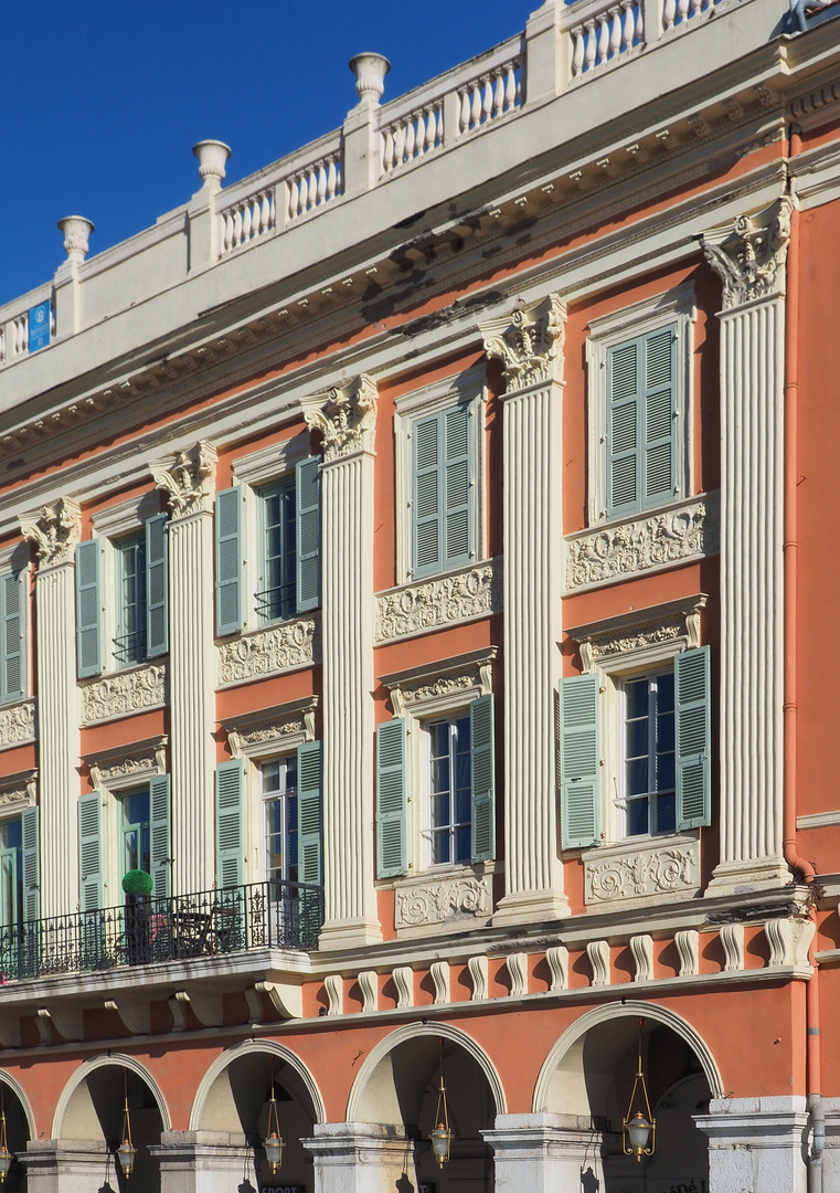 Une façade de la place Massena