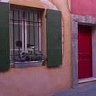 Une façade de maison dans le village de Roussillon
