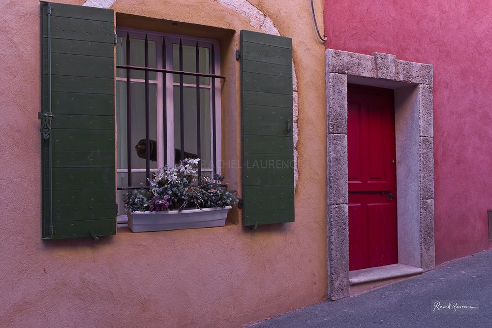 Une façade de maison dans le village de Roussillon