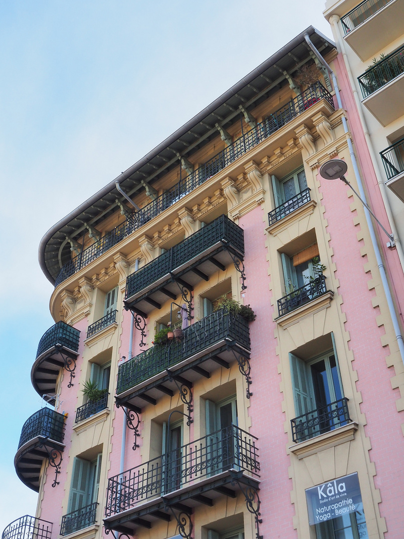 Une façade rose pour ce vendredi