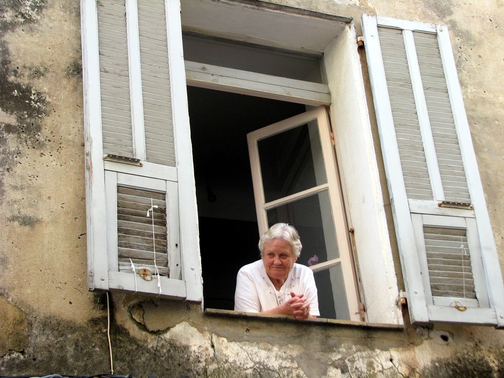 une femme à sa fenêtre