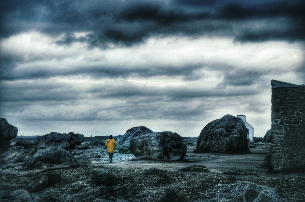 Une femme en jaune