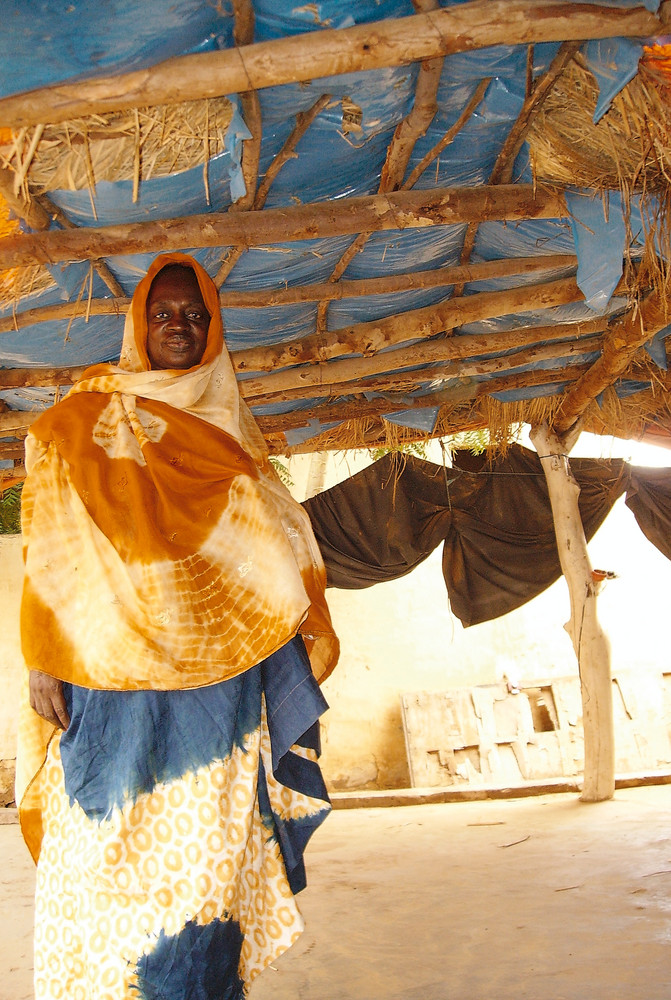 une femme qui construit un orphelina à Bogghé