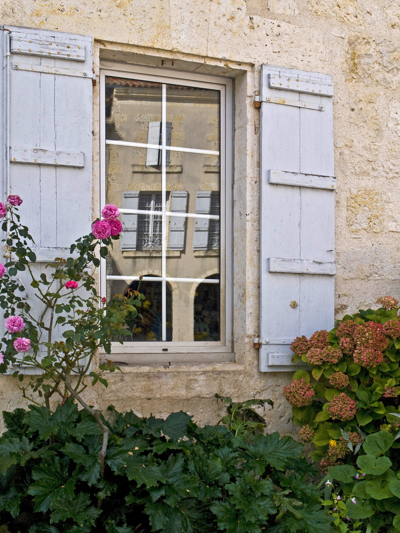 Une fenêtre à La Romieu