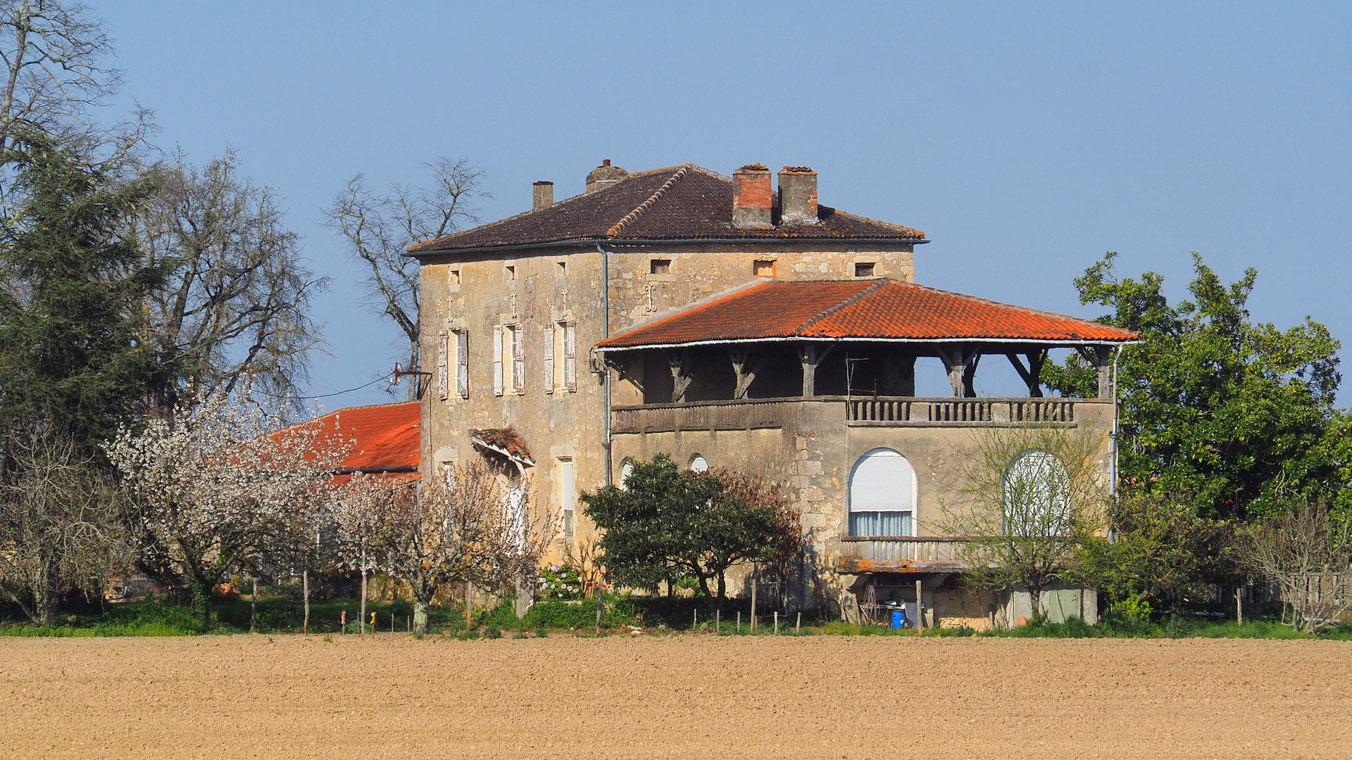 Une ferme gersoise au printemps