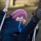 Une fille sur une balançoire