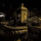 Une fontaine la nuit