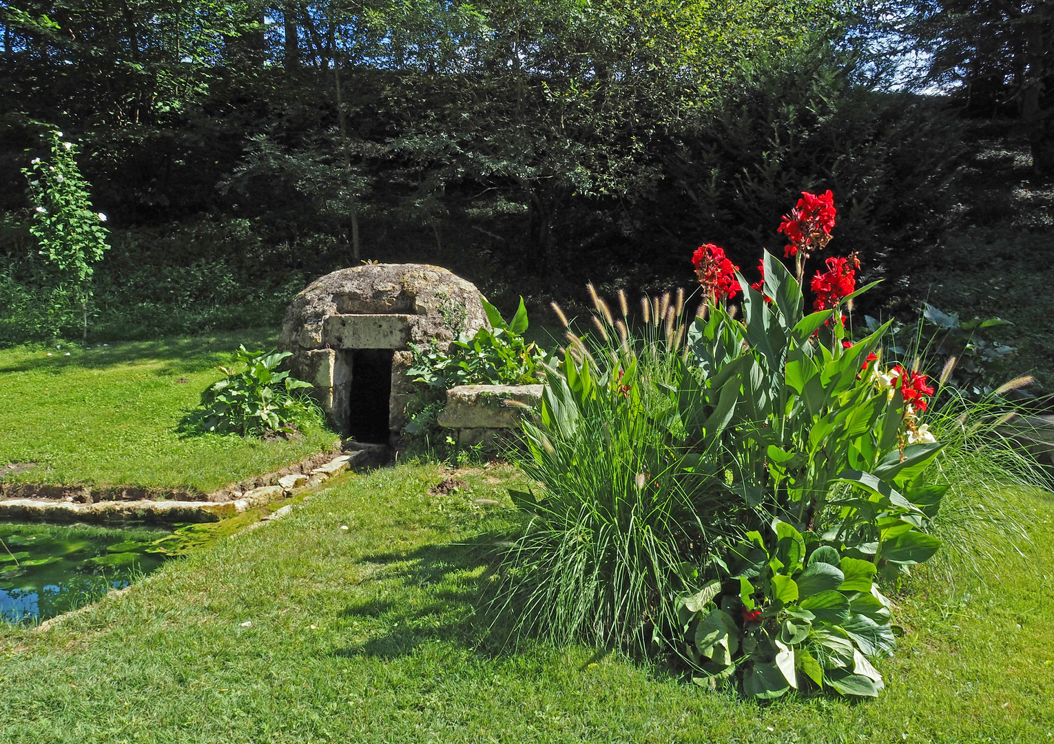 Une fontaine près du lac de Bousquetara