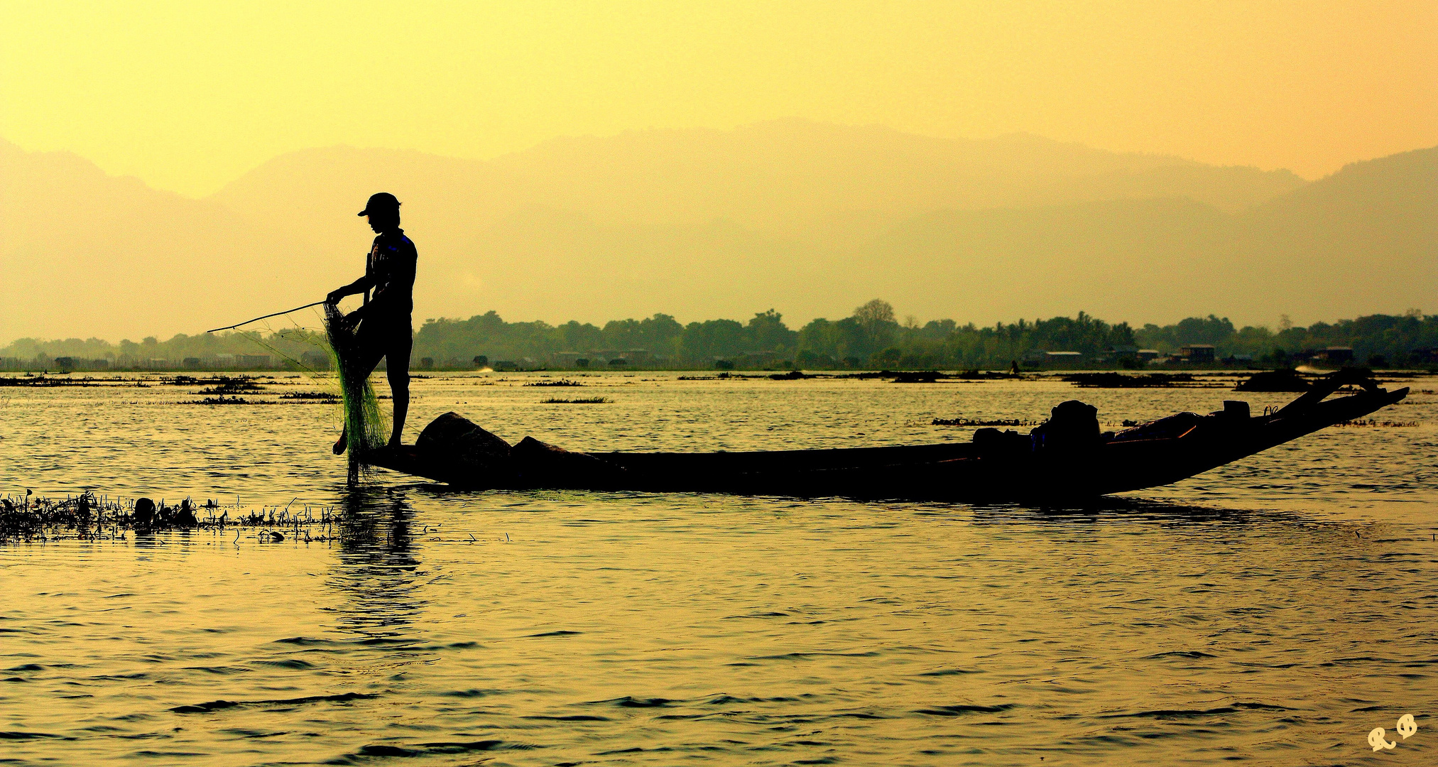 UNE FORME SUR UN LAC  A L'AUBE