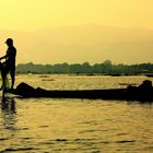 UNE FORME SUR UN LAC  A L'AUBE