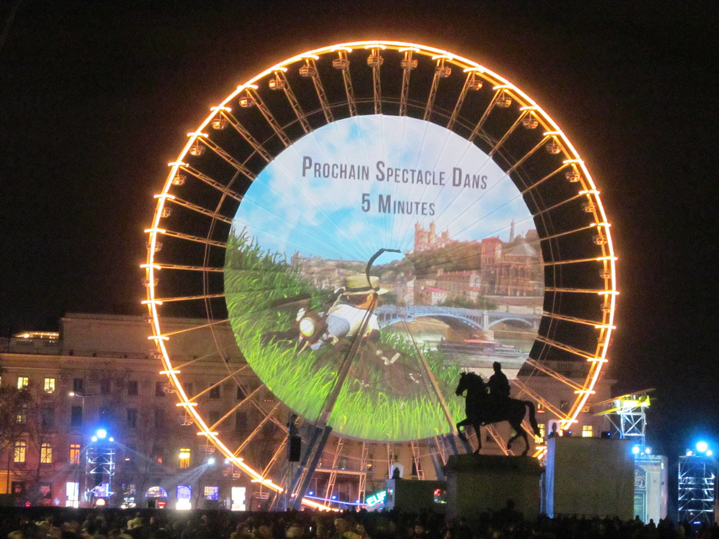 Une grande roue animée.