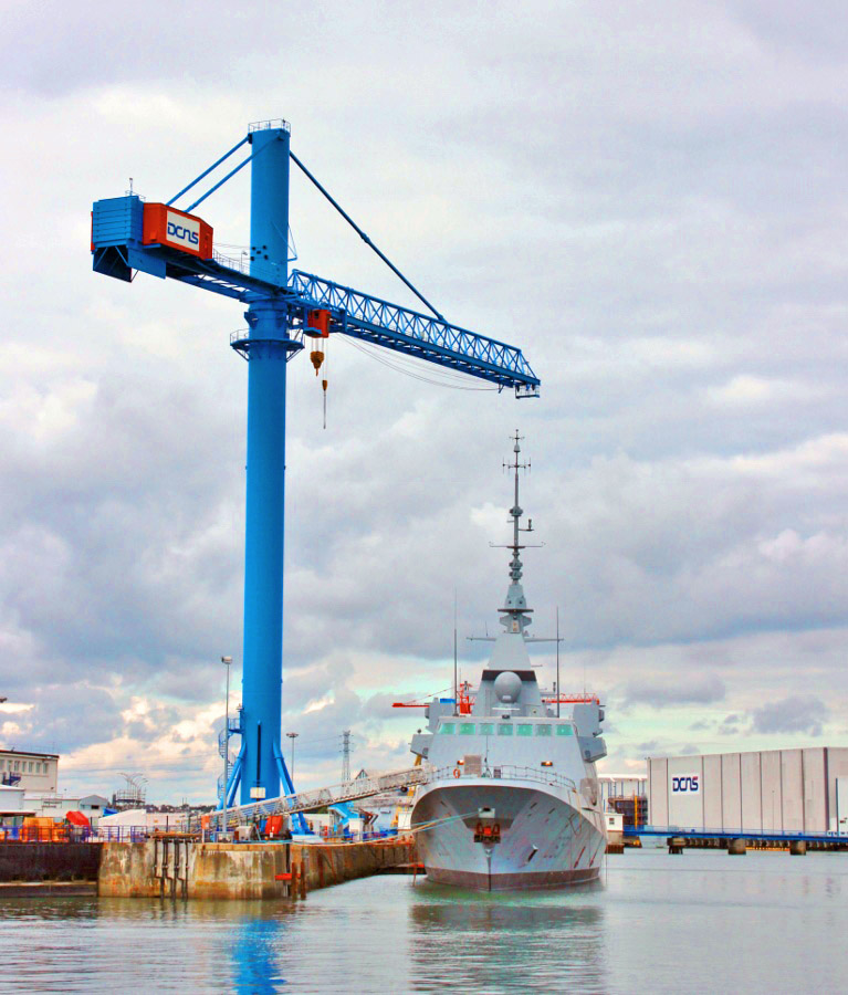 Une grue de la DCNS à Lorient