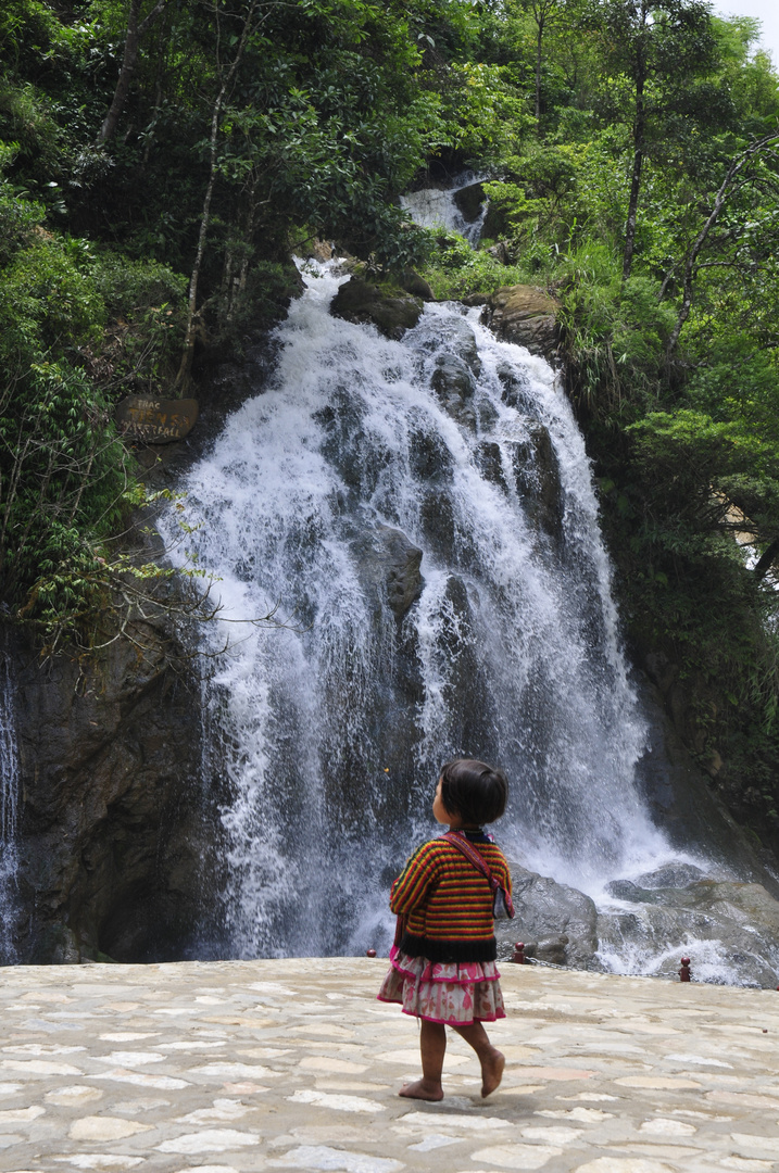 Une H'mong devant une cascade