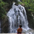 Une H'mong devant une cascade