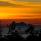 Une  ile dans un océan de nuages 