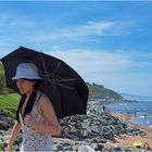 Une japonaise (et son ombrelle / parapluie) sur la côte basque.
