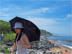 Une japonaise (et son ombrelle / parapluie) sur la côte basque.